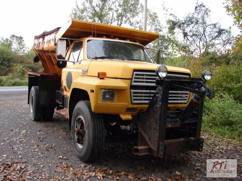 lot 26 image: 1990 Ford F-800 Single Axle Sander Truck, 160...