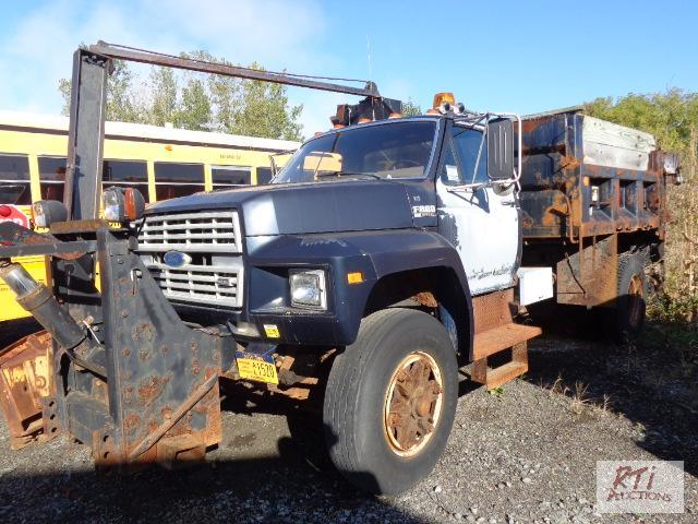 lot 27 image: 1990 FORD F-800 SA DumpPlow Truck, VIN 1FD...