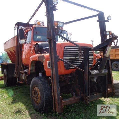 lot 31 image: 1989 Ford Louisville L9000 4x4 single axle du...