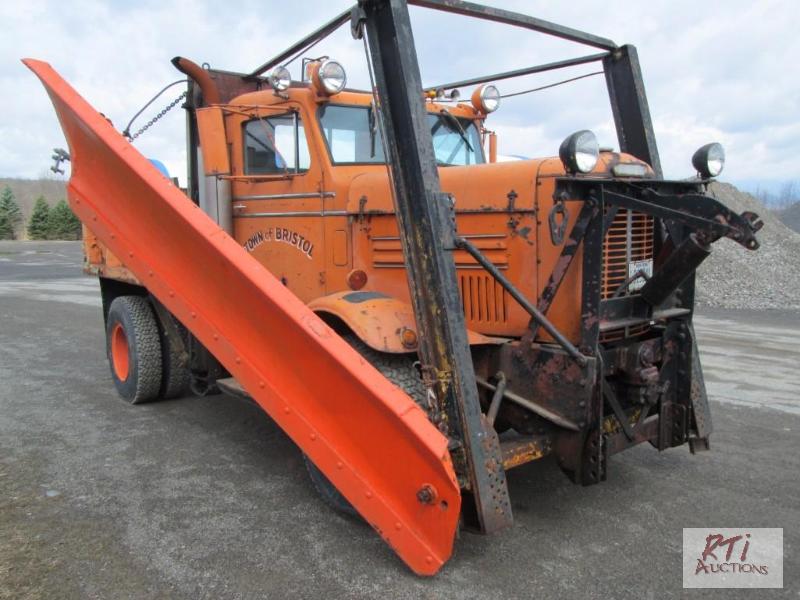 lot 32 image: 1960 Oshkosh Model W-614-10 single axle, SN ...