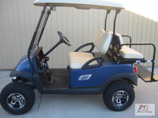 lot 41 image: Club Car Golf Cart, 2001, 48 volt electic, wi...