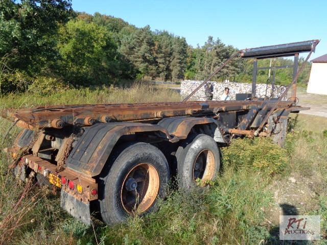 lot 45 image: 1993 Gilbreath TA Roll-off Trailer Mo. FRA-2...