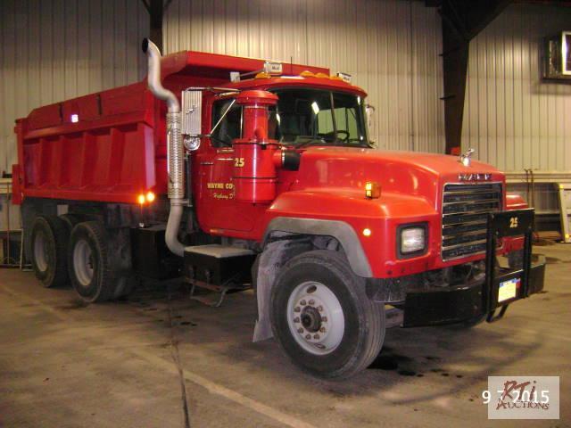 lot 14 image: 2002 Mack RD690S tandem axle dump truck, VIN ...