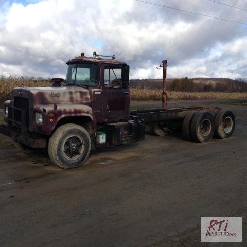 lot 15 image: 1973 Mack R600 Cab &amp Chassis with 698K mi...