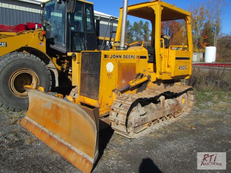 lot 17 image: John Deere 450 crawler dozer, SN T0450GF7449...