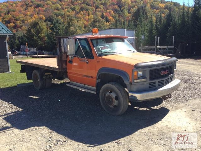 lot 2 image: 1999 GMC 3500H 11ft Flatbed 2WD with 163K mil...