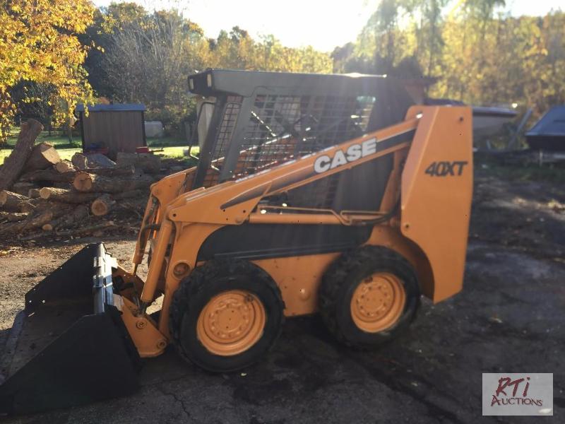 lot 21 image: 2004 Case 40XT SSL. Pilot controls. 80% tread...