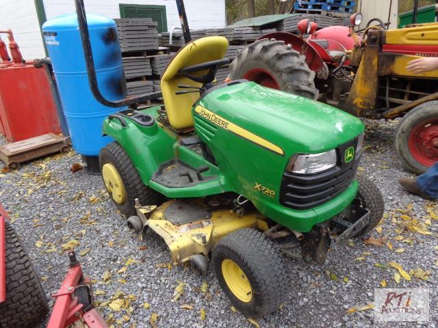 lot 25 image: JOHN DEERE X720 Lawn &amp Garden Tractor, Ga...