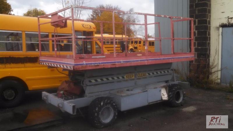 lot 28 image: Platform manlift, 4 ft x 8ft, powered by an 1...