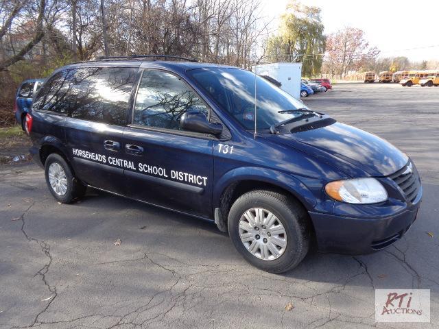 lot 3 image: 2004 Chrysler Town &amp Country Van (T31) VI...