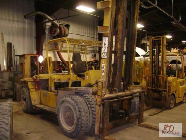 lot 30 image: 1959 Silent Hoist FK712 forklift, IHC 345 8 ...