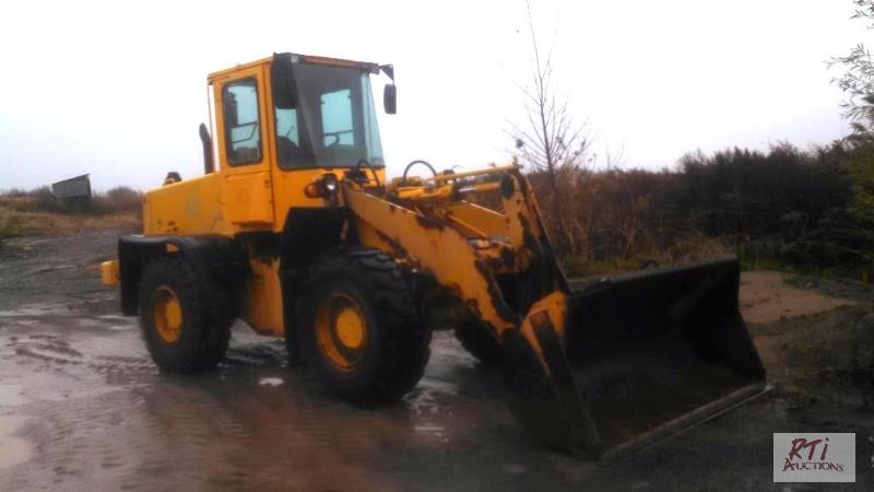 lot 31 image: 2000 Hyundai 740-3 Loader. Cummins 5.9 diesel...