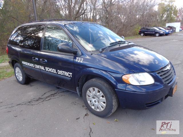 lot 4 image: 2004 Chrysler Town &amp Country Van (T32) VI...