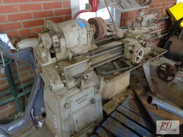 lot 41 image: SOUTH BEND metal lathe, 3-phase, some cutting...