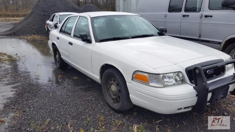 lot 5 image: 2010 Ford Crown Victoria 4DSD, VIN# 2FABP7BV4...