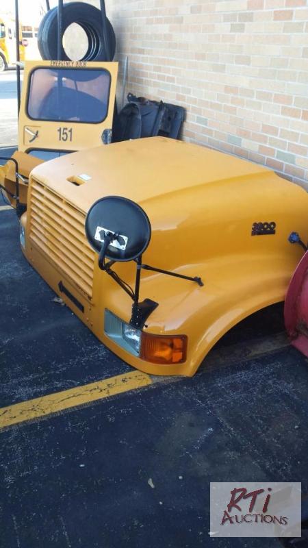 lot 65 image: IH 3100 series hood, pre 2004, in very good c...