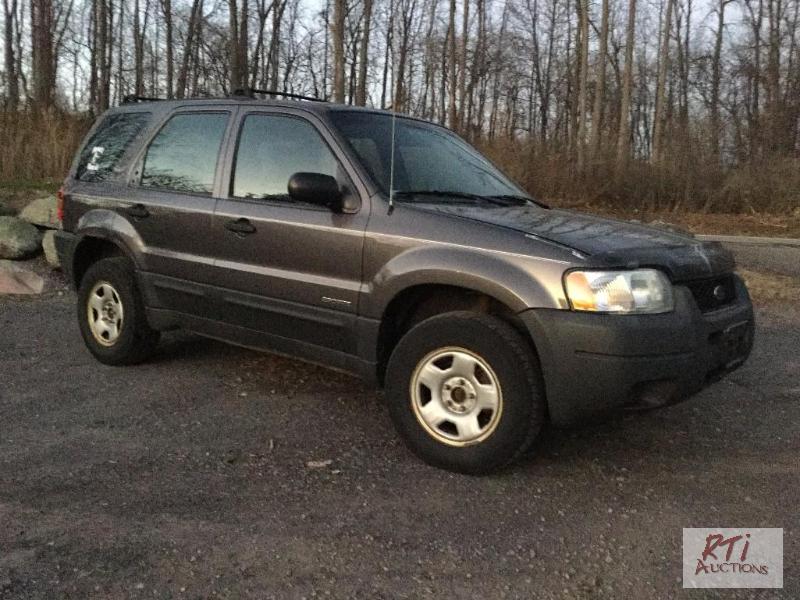 lot 9A image: 2002 Ford Escape. 4 cylinder engine. 5 speed ...