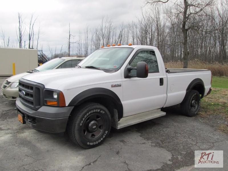 lot 1 image: 2005 Ford F250XL Super Duty 2WD regular cab p...