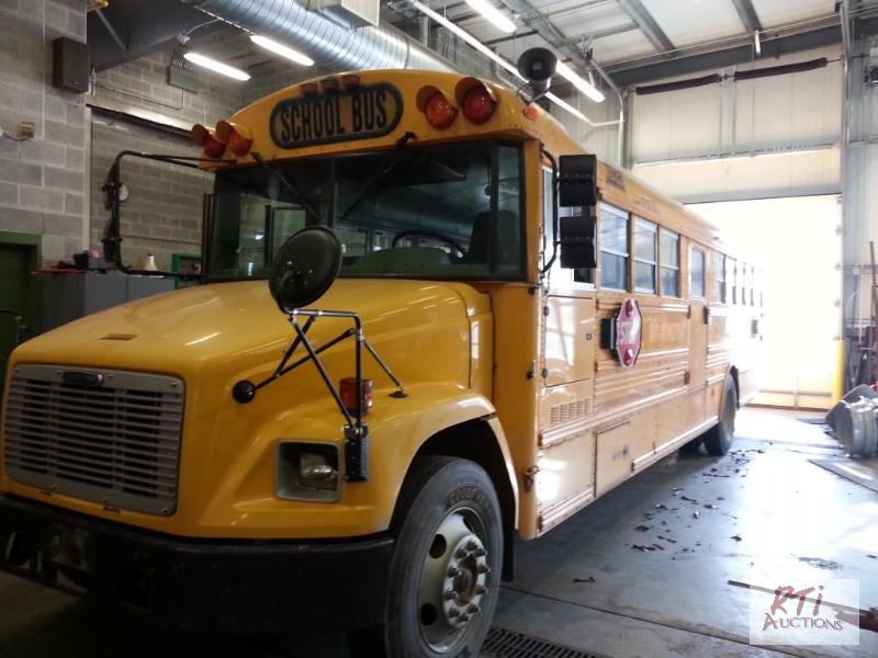 lot 12 image: 2006 ThomasFreighliner (117) 60 passenger bu...