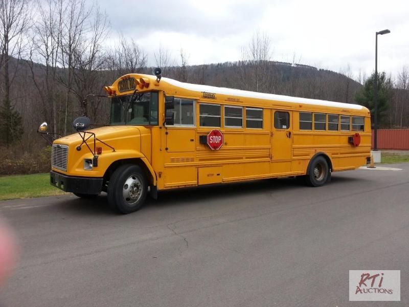 lot 14 image: 2006 ThomasFreighliner (116) 60 passenger bu...