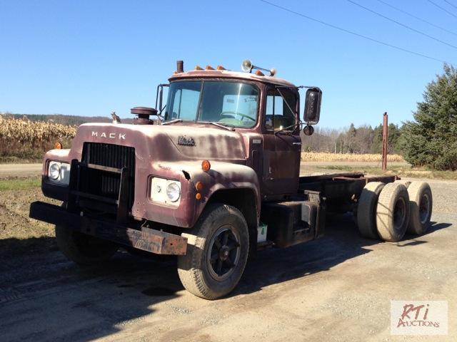 lot 16 image: 1973 Mack R600 TA Cab &amp Chassis, VIN R68...