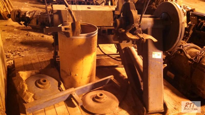 lot 42 image: Bishman 931A Truck Tire Changer. Unit comes w...