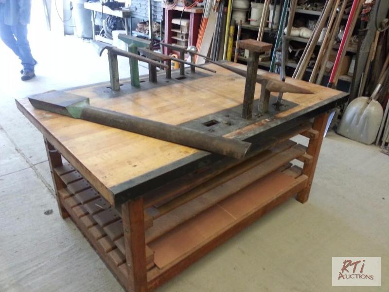 lot 43 image: Work Bench with peg tools. &quotAs-is&quot,...
