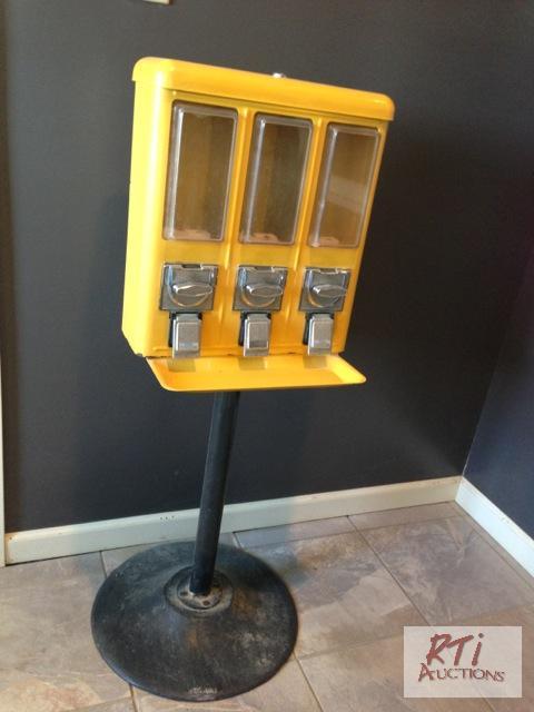 lot 47 image: Pedestal bulk candy vending machine. 25 cent ...