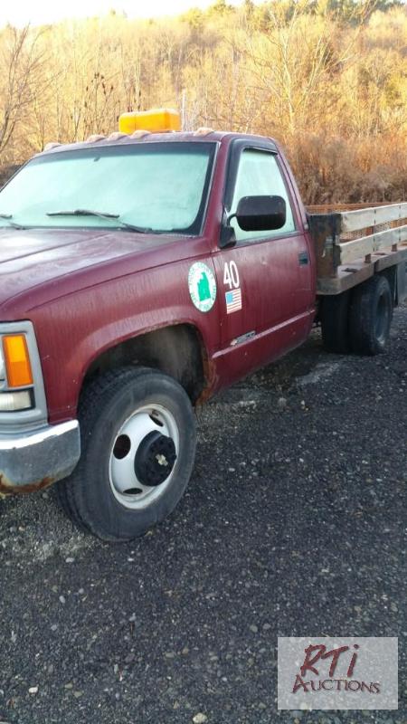 lot 6 image: 1995 Chevy 3500 Truck Flatbed, VIN 1GBHC34K0S...