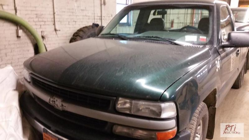 lot 7 image: 2002 Chevy 1500 Pickup, VIN 1GCEC14V12E196772...