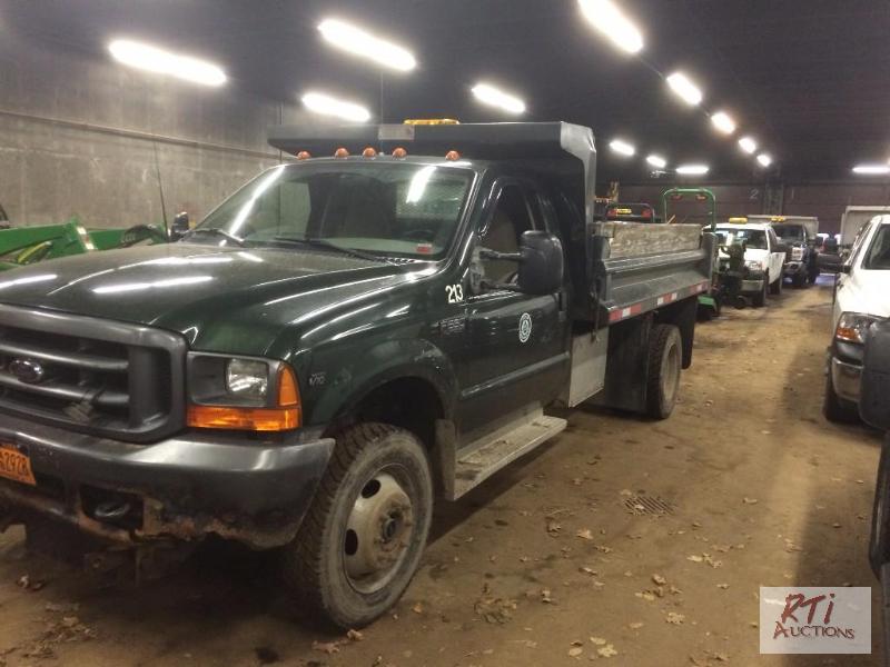 lot 9 image: 2000 Ford F-550 SA 4WD Dump Truck, VIN 1FDA...