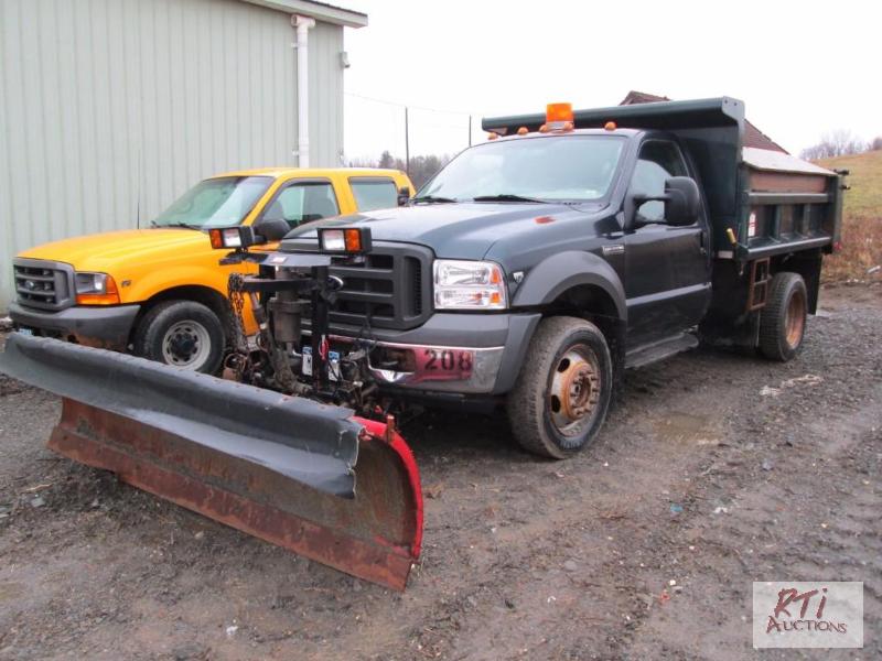 lot 1 image: 2005 Ford F550XL SD 4WD dump, VIN# 1FDAF57Y35...