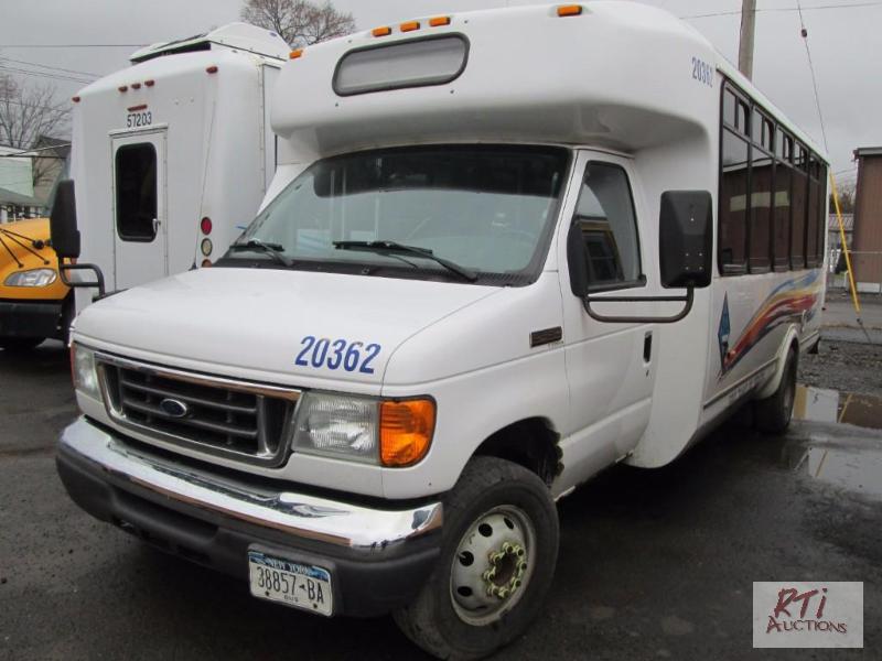 lot 10 image: 2007 Ford E450 bus wwheel chair lift, VIN# 1...
