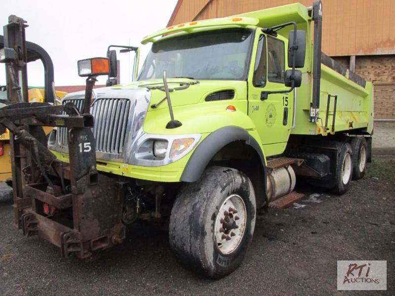 lot 11 image: 2007 IH 7600 tandem axle dump, VIN# 1HTWXAHT7...