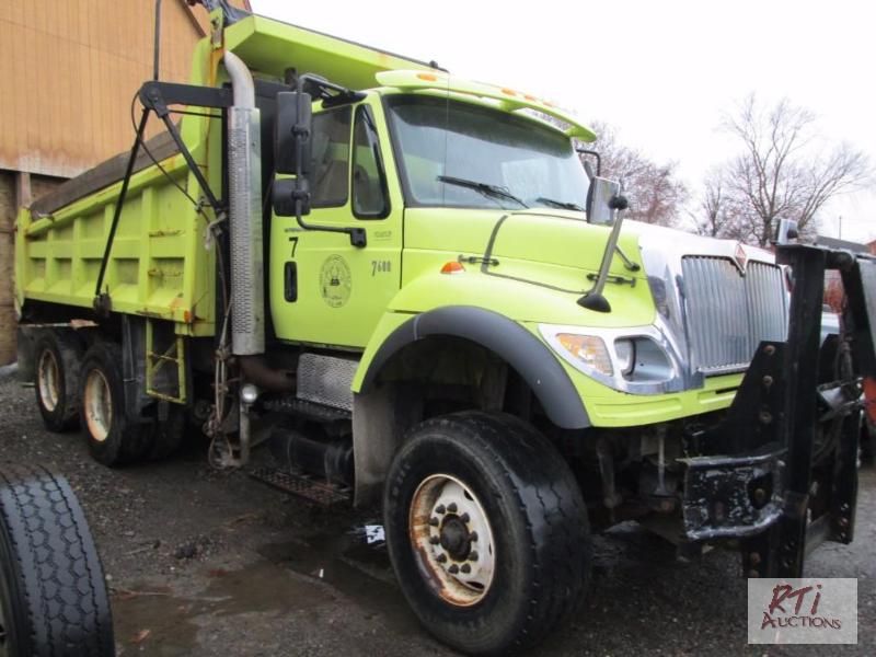 lot 12 image: 2004 IH 7600 tandem axle dump, VIN# 1HTWXAHT3...