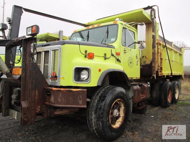 lot 13 image: 2002 IH 2674 tandem axle dump, VIN # IHTGLAXT...