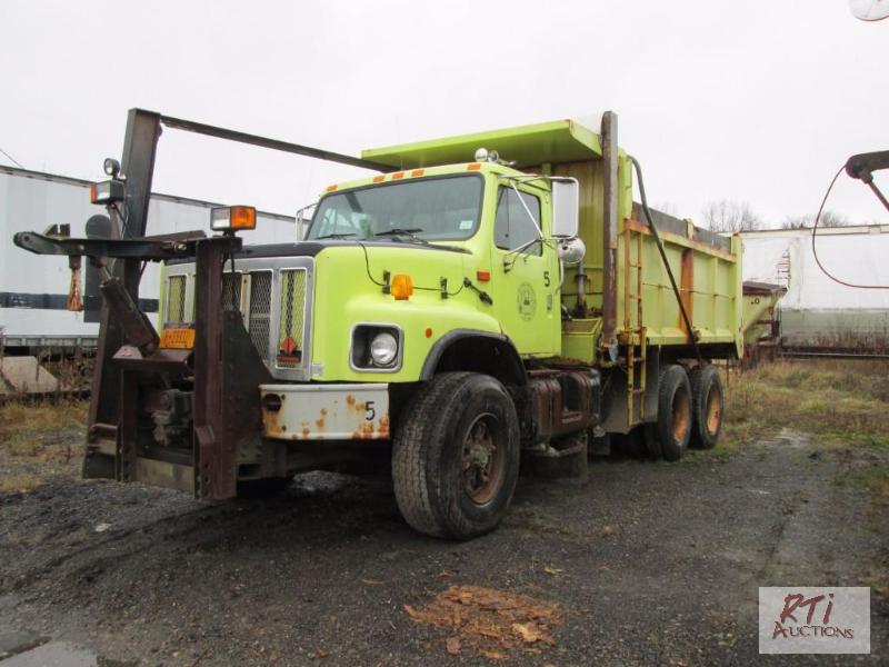 lot 14 image: 2002 IH 2674 tandem axle dump, VIN # 1HTGLAXT...