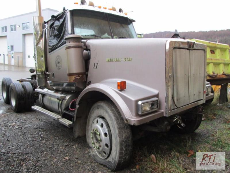 lot 15 image: 2006 Western Star tandem axle tractor, truck ...