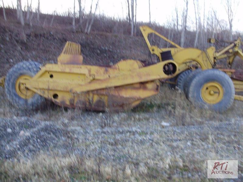 lot 17 image: Cat Model # 463 scraper pan, SN 62C243, stat...