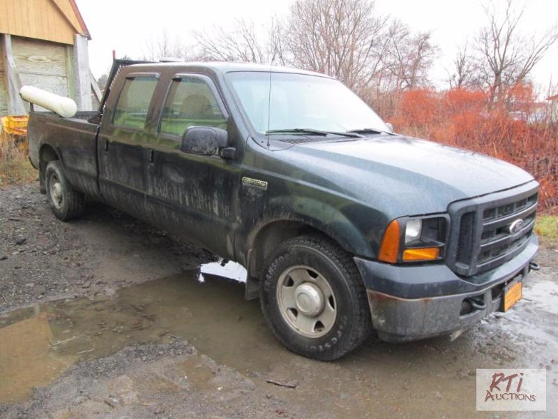 lot 2 image: 2006 Ford F350XL SD 2WD crew cab pickup, VIN#...