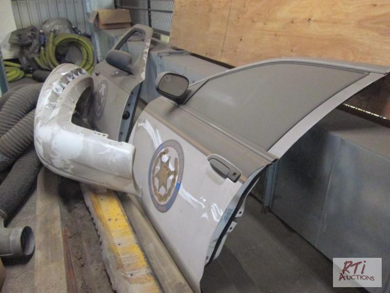 lot 33 image: Crown Victoria doors and bumper. All equipmen...