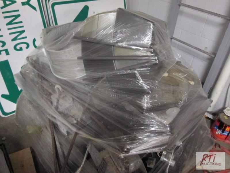 lot 36 image: Pallet of lighting equipment, fixtures, repla...