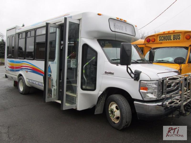 lot 6 image: 2009 Ford E450 bus wwheel chair lift, VIN# 1...