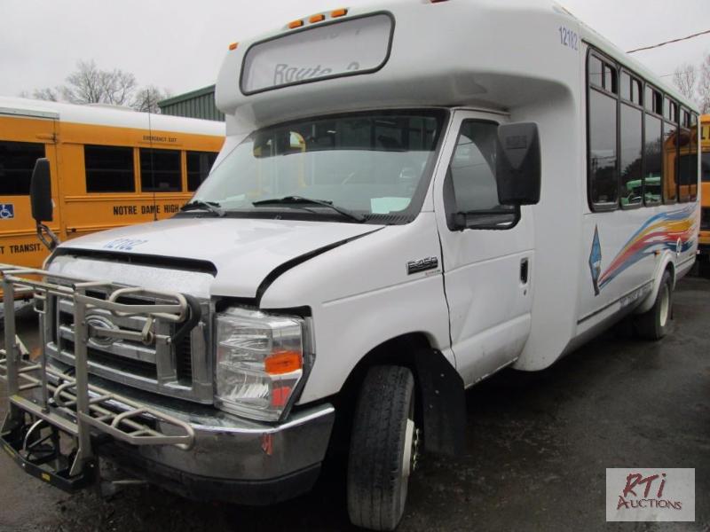 lot 7 image: 2009 Ford E450 bus wwheel chair lift, VIN# 1...