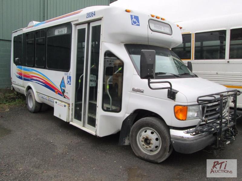 lot 8 image: 2007 Ford E450 bus wwheel chair lift, VIN# 1...