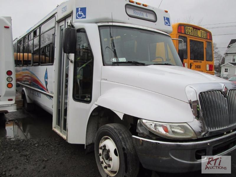 lot 9 image: 2007 IH 3200 bus wwheel chair lift, VIN# 1HV...
