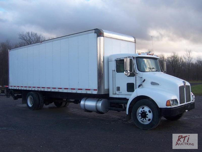 lot 13 image: 2000 Kenworth 28ft SA Van Truck, Cat 3126 En...