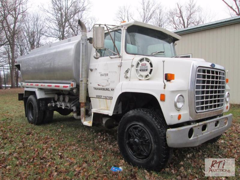 lot 16 image: 1986 Ford 8000 single axle with 2800 gallon a...