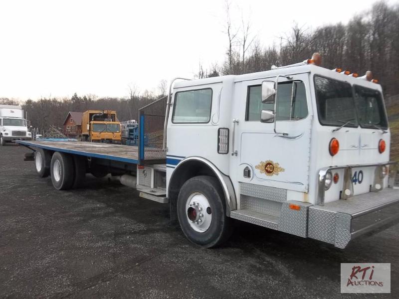 lot 17 image: 1979 Hendrickson cab forward truck with 27 ft...