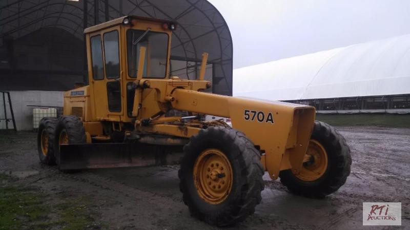 lot 24 image: John Deere 570A Grader. JD diesel with 8 spee...